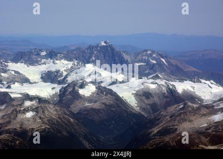 Luftaufnahme des Monarch Mountain und des Monarch Icefield im Spätsommer in den Coast Mountains an der Central Coast von British Columbia, Kanada. Stockfoto