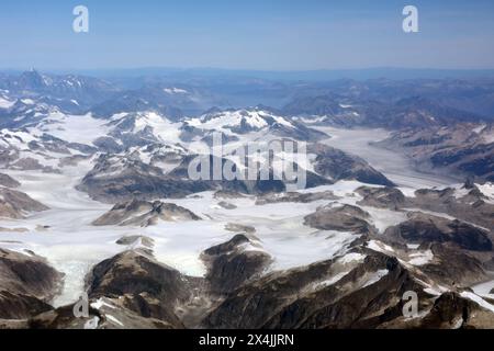 Luftaufnahme des Ha-Iltzuk-Eisfeldes und des Klinaklini-Gletschers im Spätsommer in den Coast Mountains an der Zentralküste von British Columbia, Kanada. Stockfoto