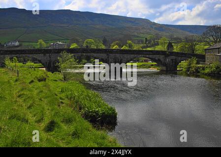 Historische Bogenbrücke über den River Wharfe bei Burnsall in Wharfedale, North Yorshire, England, Großbritannien Stockfoto