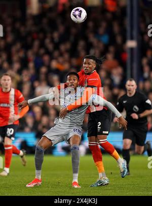 Evertons Youssef Chermiti (links) und Gabriel Osho von Luton Town kämpfen um den Ball während des Premier League-Spiels in der Kenilworth Road, London. Bilddatum: Freitag, 3. Mai 2024. Stockfoto