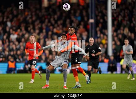 Evertons Youssef Chermiti (links) und Gabriel Osho von Luton Town kämpfen um den Ball während des Premier League-Spiels in der Kenilworth Road, London. Bilddatum: Freitag, 3. Mai 2024. Stockfoto