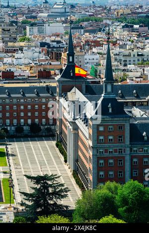 Historische Gebäude der Stadt Madrid am Eingang der Stadt an der Straße nach La Coruna, Stockfoto