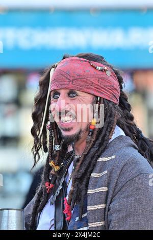 Johnny Depp Loooklike beim International Pirate Festival in Brixham Devon, am Abend vor dem Grand Start am Samstag. Bildnachweis: Robert Timoney/Alamy Live News Stockfoto