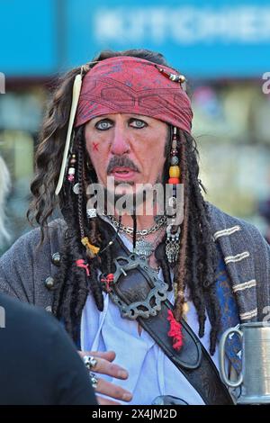 Johnny Depp Loooklike beim International Pirate Festival in Brixham Devon, am Abend vor dem Grand Start am Samstag. Bildnachweis: Robert Timoney/Alamy Live News Stockfoto