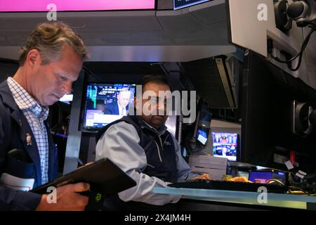 New York, USA. Mai 2024. Händler arbeiten am 3. Mai 2024 auf dem Boden der New Yorker Börse in New York, USA. Die US-Aktien sind am Freitag höher geendet. Der Dow Jones Industrial Average stieg um 450,02 Punkte oder 1,18 Prozent auf 38.675,68. Das S&P 500 brachte 63,59 Punkte oder 1,26 Prozent zu 5.127,79 hinzu. Der Nasdaq Composite Index stieg um 315,37 Punkte oder 1,99 Prozent auf 16.156,33. Quelle: Michael Nagle/Xinhua/Alamy Live News Stockfoto