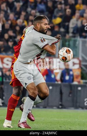 Rom, Italien, 2. Mai 2024. Jonathan Tah, Vordergrundspieler von Bayer Leverkusen, wird von Romelu Lukaku, teilweise gesehen, der AS Roma, während des UEFA Europa League Halbfinales des ersten Legs zwischen Roma und Bayer Leverkusen im Olympiastadion herausgefordert. Stockfoto