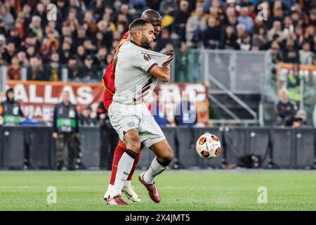 Rom, Italien, 2. Mai 2024. Jonathan Tah, Vordergrundspieler von Bayer Leverkusen, wird von Romelu Lukaku, teilweise gesehen, der AS Roma, während des UEFA Europa League Halbfinales des ersten Legs zwischen Roma und Bayer Leverkusen im Olympiastadion herausgefordert. Stockfoto