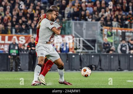 Rom, Italien, 2. Mai 2024. Jonathan Tah, Vordergrundspieler von Bayer Leverkusen, wird von Romelu Lukaku, teilweise gesehen, der AS Roma, während des UEFA Europa League Halbfinales des ersten Legs zwischen Roma und Bayer Leverkusen im Olympiastadion herausgefordert. Stockfoto