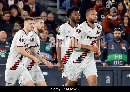 Rom, Italien, 2. Mai 2024. Robert Andrich, Dritter von Bayer Leverkusen, feiert gemeinsam mit seinen Teamkollegen nach einem Treffer im Halbfinale der UEFA Europa League im ersten Legspiel zwischen Roma und Bayer Leverkusen im Olympiastadion. Stockfoto