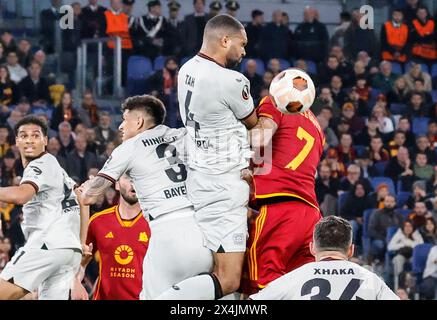 Rom, Italien, 2. Mai 2024. Jonathan Tah, Dritter von rechts, von Bayer Leverkusen, führt den Ball während des Halbfinales der UEFA Europa League im ersten Legs zwischen Roma und Bayer Leverkusen im Olympiastadion an. Stockfoto