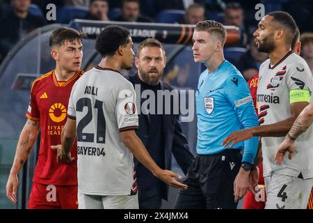 Rom, Italien, 2. Mai 2024. Madi Monamay, Zweiter von links, von Bayer Leverkusen, streitet sich mit Schiedsrichter Francois Letexier Zweiter von rechts, während des UEFA Europa League Halbfinales im ersten Leg Fußball Spiel zwischen Roma und Bayer Leverkusen im Olympiastadion. Stockfoto