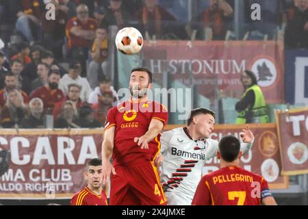 Rom, Italien, 2. Mai 2024. Bryan Cristante, von AS Roma, oben links, führt den Ball während des Halbfinales der UEFA Europa League im ersten Leg zwischen Roma und Bayer Leverkusen im Olympiastadion an. Stockfoto