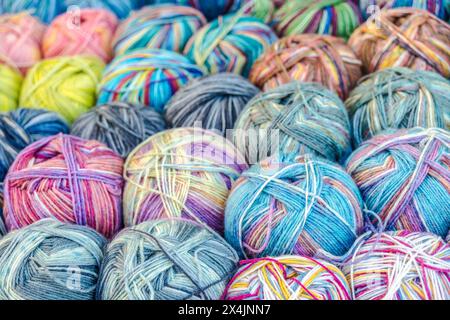Bunte Kugeln aus Strickgarn im Detail. Stockfoto