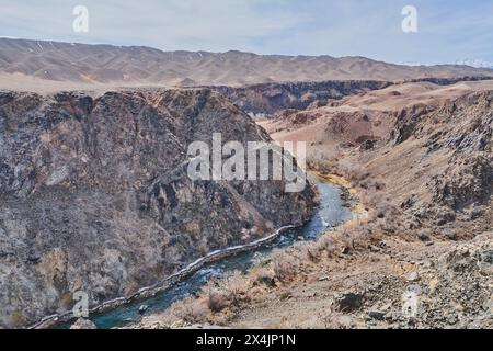 Black Canyon, Teil des Charyn Canyon. Nationalpark in Kasachstan, Wahrzeichen in der Nähe von Almaty, Naturdenkmal. Fluss Charyn. Frühlingslandschaft Stockfoto