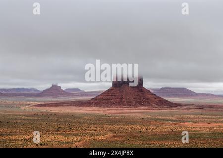 Malerischer Blick auf die prächtigen Buttes im Monument Valley, der vom Hotel aus zu sehen ist, Wanderungen, Panoramastraßen oder geführte Navajo-Ausflüge. Stockfoto