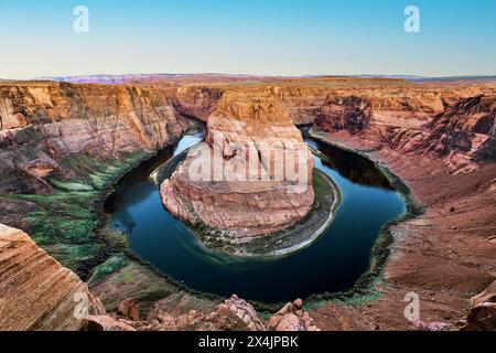 Das fantastische Panorama des Horseshoe Bend in Page Arizona zeigt die rosa Inversionsschicht und die dramatische Hufeisenform, aus der der Colorado River fließt. Stockfoto