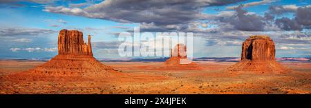 Malerischer Blick auf die herrlichen Buttes im Monument Valley an einem hellen, lebhaften Frühlingstag. Merrick Butte auf der rechten Seite und Ost und West Mittens o Stockfoto