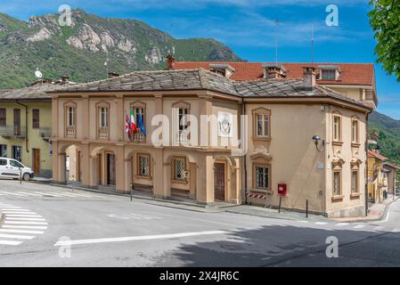 Sanfront, Cuneo, Italien - 03. Mai 2024: Rathaus mit Arkaden auf der Piazza Statuto Stockfoto