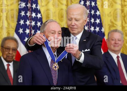 Washington, Usa. Mai 2024. Präsident Joe Biden überreicht Bürgermeister Michael Bloomberg am Freitag, den 3. Mai 2024, während einer Zeremonie im East Room des Weißen Hauses in Washington DC die Presidential Medal of Freedom, die höchste zivile Auszeichnung der Nation. Foto: Jonathan Ernst/UPI Credit: UPI/Alamy Live News Stockfoto