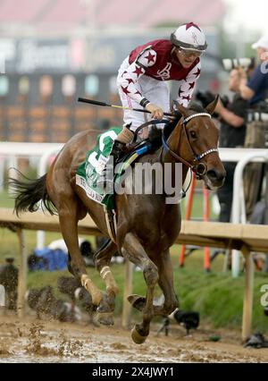 Louisville, Usa. Mai 2024. Catalytic mit Jockey Jose Ortiz gewinnt am Freitag, den 3. Mai 2024 in Louisville, Kentucky die 150. Runde der Kentucky Oaks in Churchill Downs. Foto von John Sommers II/UPI Credit: UPI/Alamy Live News Stockfoto