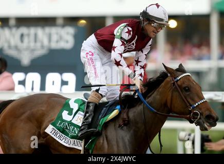 Louisville, Usa. Mai 2024. Catalytic mit Jockey Jose Ortiz gewinnt am Freitag, den 3. Mai 2024 in Louisville, Kentucky die 150. Runde der Kentucky Oaks in Churchill Downs. Foto von John Sommers II/UPI Credit: UPI/Alamy Live News Stockfoto