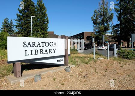 Saratoga Library in der Stadt Saratoga, Kalifornien; bietet kostenlosen Zugang zu Informations-, Bildungs- und Freizeitmaterialien und -Dienstleistungen. Stockfoto