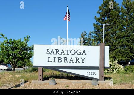 Saratoga Library in der Stadt Saratoga, Kalifornien; bietet kostenlosen Zugang zu Informations-, Bildungs- und Freizeitmaterialien und -Dienstleistungen. Stockfoto