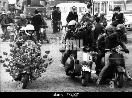 MODS MIT IHREN ROLLERN BEI DER ISLE OF WIGHT ROLLERRALLYE, 1985 PIC MIKE WALKER 1985 Stockfoto