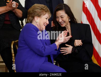 Washington, Usa. Mai 2024. Schauspielerin Michelle Yeoh (R) spricht mit der ehemaligen Senatorin Elizabeth Dole während der Presidential Medal of Freedom Zeremonie im East Room des Weißen Hauses in Washington DC am Freitag, den 3. Mai 2024. Foto: Jonathan Ernst/Pool/SIPA USA Credit: SIPA USA/Alamy Live News Stockfoto