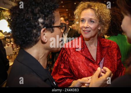 Deutscher Filmpreis 2024 Mo Asumang und Katja Riemann auf der Party bei der Verleihung der Lola - Deutscher Filmpreis 2024 im Theater am Potsdamer Platz in Berlin Datum: 03.05.2024 *** Deutscher Filmpreis 2024 Mo Asumang und Katja Riemann bei der Party beim Lola Deutschen Filmpreis 2024 im Theater am Potsdamer Platz in Berlin Datum 03 05 2024 Copyright: xEventpressx Stockfoto