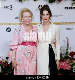 Sunnyi Melles mit Tochter Leonille Wittgenstein bei der Verleihung des Deutschen Filmpreises Lola24 im Theater am Potsdamer Platz Berlin. *** Sunnyi Melles mit Tochter Leonille Wittgenstein bei der Verleihung des Deutschen Filmpreises Lola24 am Theater am Potsdamer Platz Berlin Stockfoto