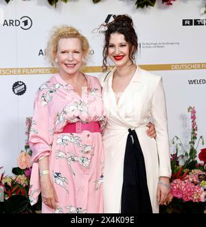 Sunnyi Melles mit Tochter Leonille Wittgenstein bei der Verleihung des Deutschen Filmpreises Lola24 im Theater am Potsdamer Platz Berlin. *** Sunnyi Melles mit Tochter Leonille Wittgenstein bei der Verleihung des Deutschen Filmpreises Lola24 am Theater am Potsdamer Platz Berlin Stockfoto