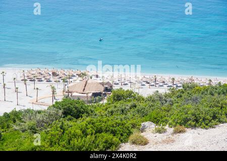 Wunderschöner Blick auf die Küste Südalbaniens an einem sonnigen Sommertag Stockfoto