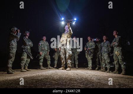 Balabac Island, Philippinen. April 2024. Joshua Henneberg, ein Schützling der Alpha Company, Battalion Landing Team 1/5, 15th Marine Expeditionary Unit, bereitet sich darauf vor, ein kleines unbemanntes Luftsystem Skydio X2D während des integrierten Trainings an der Seite der philippinischen Marines während der Übung Balikatan 24 auf Balabac Island, Philippinen, am 26. April 2024 zu starten. BK 24 ist eine jährliche Übung zwischen den Streitkräfte der Philippinen und dem US-Militär, die darauf abzielt, die bilaterale Interoperabilität, Fähigkeiten, Vertrauen und Zusammenarbeit zu stärken, die über Jahrzehnte gemeinsamer Erfahrungen aufgebaut wurde Stockfoto