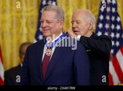 Washington, Usa. Mai 2024. Präsident Joe Biden überreicht dem ehemaligen Vizepräsidenten Al Gore die Presidential Medal of Freedom, die höchste zivile Auszeichnung der Nation, während einer Zeremonie im East Room des Weißen Hauses in Washington DC am Freitag, den 3. Mai 2024. Foto: Jonathan Ernst/UPI Credit: UPI/Alamy Live News Stockfoto