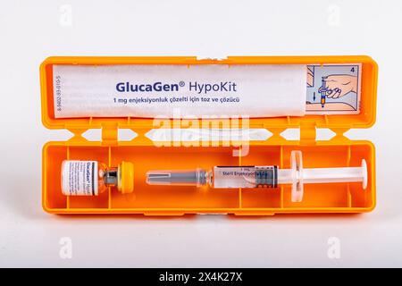 Istanbul Türkei 27 April 2024; Glukagonspritze zur Behandlung von Hypoglykämie bei Typ-1-Diabetikern. Spritze mit Glukagon. Diabetisches Koma, Hypoglykämie. Stockfoto