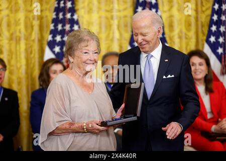 US-Präsident Joe Biden steht mit Lynn Cannon zusammen, nachdem er ihrem verstorbenen Großvater Jim Thorpe während einer Zeremonie im East Room des Weißen Hauses in Washington, DC, am Freitag, den 3. Mai 2024 die Presidential Medal of Freedom, die höchste zivile Auszeichnung des Landes, verliehen hat. Einige der heutigen Empfänger sind Stalwarts der Demokratischen Partei, und Biden selbst wurde die Ehre vom ehemaligen Präsidenten Barack Obama in den letzten Tagen ihrer Regierung 2017 verliehen. Foto: Jonathan Ernst/Pool/SIPA USA Stockfoto