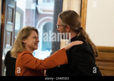 Oberbürgermeisterin der Stadt Kopenhagen, Sophie Haestorp Andersen L, und Stinus Lindgreen R, Mitglied des Folketing für die sozialliberale Partei, begrüßen einander vor der Feier der Rückkehr des ESA-Astronauten Andreas Mogensen zur Erde am Freitag, 3. Mai im Kopenhagener Rathaus Kopenhagen Kopenhagen Kopenhagen Kopenhagen Kopenhagen Kopenhagen Kopenhagen Kopenhagen Rathaus Dänemark Copyright: xKristianxTuxenxLadegaardxBergx 2E6A7858 Stockfoto