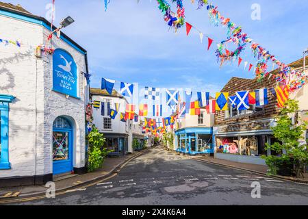 Farbenfrohe bunte Töne in den Straßen für das „Obby Oss Festival“, ein traditionelles Folk-Event am Mai in Padstow, einer Küstenstadt in Cornwall, England Stockfoto