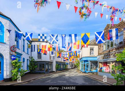 Farbenfrohe bunte Töne in den Straßen für das „Obby Oss Festival“, ein traditionelles Folk-Event am Mai in Padstow, einer Küstenstadt in Cornwall, England Stockfoto