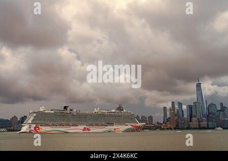 New York, USA - July11, 2023: Kreuzfahrtschiff Norwegian Joy Sailing neben Manhattan in New York. Skyline von New York Manhattan auf dem Hudson Ri Stockfoto