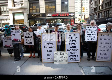 Anti-Kriegs- und Friedensaktivisten demonstrieren vor dem Federal Building in New York City am 15. April gegen unsere Steuern, die in Militärausgaben fließen, insbesondere die Milliarden, die für die Fortführung von Kriegen auf der ganzen Welt ausgegeben werden. Stockfoto