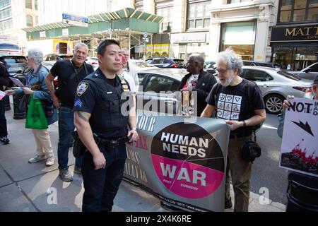 Anti-Kriegs- und Friedensaktivisten demonstrieren vor dem Federal Building in New York City am 15. April gegen unsere Steuern, die in Militärausgaben fließen, insbesondere die Milliarden, die für die Fortführung von Kriegen auf der ganzen Welt ausgegeben werden. Stockfoto