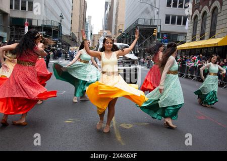 Die Tänzer feiern 2024 die 20. Perserparade auf der Madison Avenue in New York City. Stockfoto