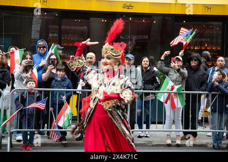 Die Tänzer feiern 2024 die 20. Perserparade auf der Madison Avenue in New York City. Stockfoto