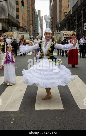 Die Tänzer feiern 2024 die 20. Perserparade auf der Madison Avenue in New York City. Stockfoto