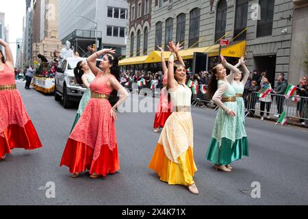 Die Tänzer feiern 2024 die 20. Perserparade auf der Madison Avenue in New York City. Stockfoto