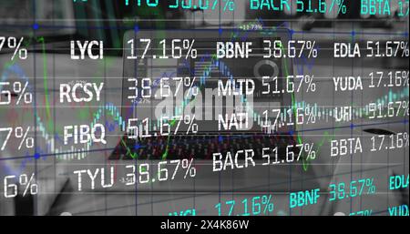 Digitales zusammengesetztes Bild der Verarbeitung von Börsendaten mit einem Laptop auf dem Schreibtisch Stockfoto