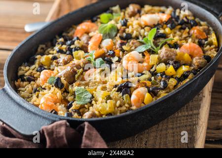 Würzige hausgemachte Cajun Jambalaya mit Wurst und Garnelen Stockfoto