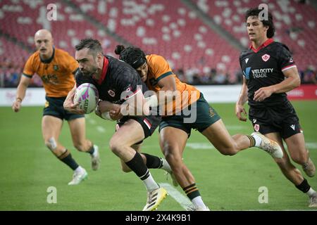 Singapur. Mai 2024. Der Australier Dietrich Roache (2. R) kämpft um den Ball mit dem Kanadier Phil Berna (2. L) während des Mannes Pool A Match beim HSBC Rugby Sevens Turnier, das am 3. Mai 2024 in Singapur stattfand. Quelle: Dann Chih Wey/Xinhua/Alamy Live News Stockfoto